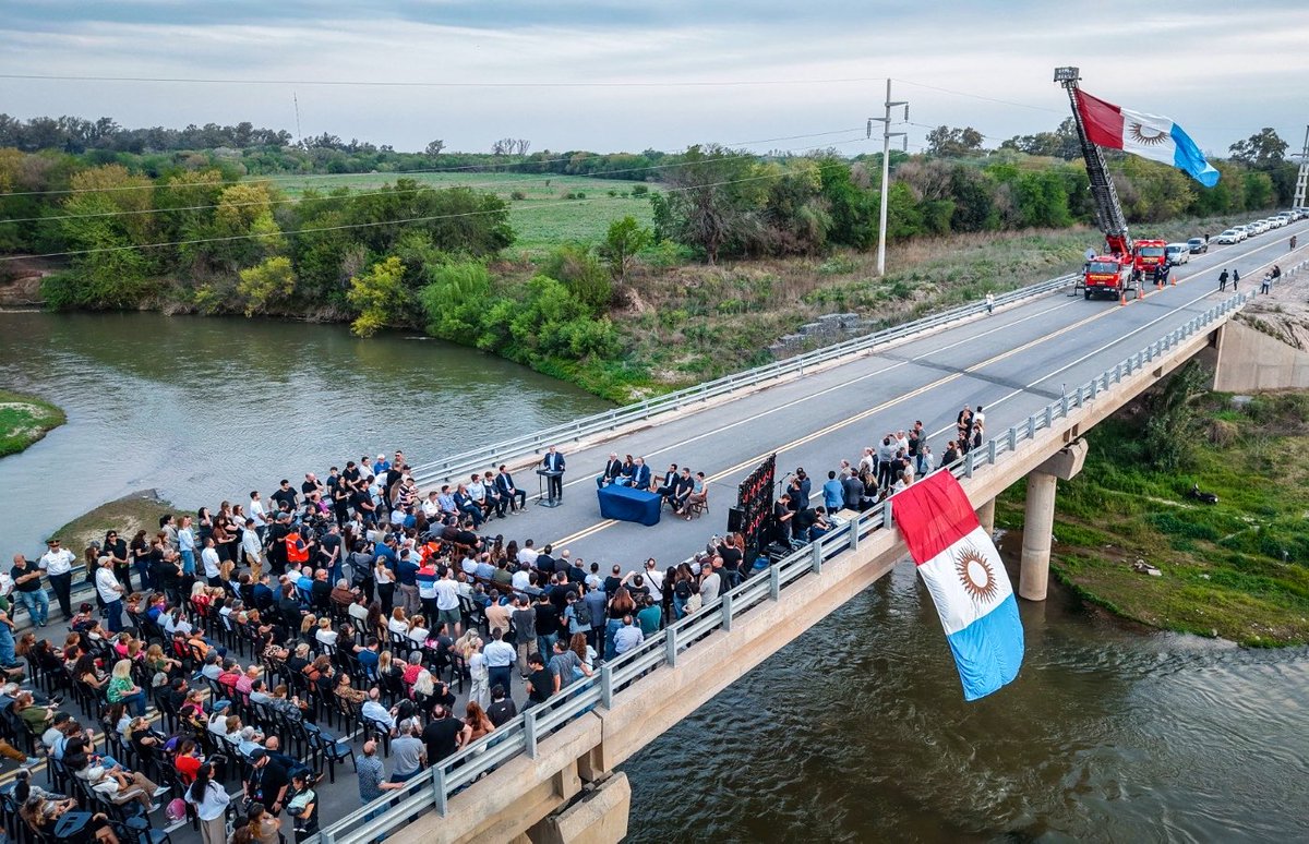 MartinLlaryora's tweet photo. HISTÓRICO: INAUGURAMOS UNA DE LAS OBRAS VIALES MÁS IMPORTANTES DE LA ARGENTINA 

Es de enorme alegría cumplir con el compromiso que asumimos. La #Circunvalación sudeste de #VillaMaría - #VillaNueva es una obra icónica, una de las más relevantes y de gran envergadura que hoy se inaugura en el país. Y con ella estamos haciendo historia en #Córdoba. 

Una gran #infraestructura como esta no es solo cemento, es infraestructura que va a salvar vidas porque vamos a evitar accidentes viales, agilizar el paso y mejorar la conectividad, esta obra le va a permitir economizar tiempos a cada uno de los que atraviesa esta zona, para quienes trabajen, viven o estudian en estas ciudades. 

Este nuevo tramo de la #Circunvalación tiene 7,1 kilómetros que son fundamentales para el desarrollo productivo no solo de #Córdoba, sino del país porque conecta la Ruta Provincial 4 con la Ruta Nacional 9 y da continuidad al anillo vial de ambas ciudades del departamento San Martín.

Hay que pensar como estadistas: mirar más allá, planificar a largo plazo. Somos el motor productivo de la Argentina. Con cada obra, estamos preparando una Córdoba más pujante, conectada y protagonista del futuro.¡Lo estamos haciendo!

#HacerParaCrecer