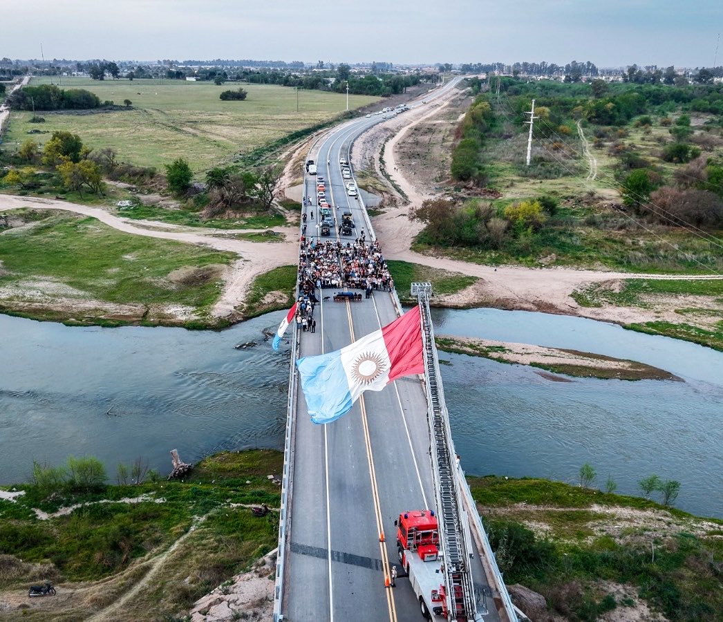 MartinLlaryora's tweet photo. HISTÓRICO: INAUGURAMOS UNA DE LAS OBRAS VIALES MÁS IMPORTANTES DE LA ARGENTINA 

Es de enorme alegría cumplir con el compromiso que asumimos. La #Circunvalación sudeste de #VillaMaría - #VillaNueva es una obra icónica, una de las más relevantes y de gran envergadura que hoy se inaugura en el país. Y con ella estamos haciendo historia en #Córdoba. 

Una gran #infraestructura como esta no es solo cemento, es infraestructura que va a salvar vidas porque vamos a evitar accidentes viales, agilizar el paso y mejorar la conectividad, esta obra le va a permitir economizar tiempos a cada uno de los que atraviesa esta zona, para quienes trabajen, viven o estudian en estas ciudades. 

Este nuevo tramo de la #Circunvalación tiene 7,1 kilómetros que son fundamentales para el desarrollo productivo no solo de #Córdoba, sino del país porque conecta la Ruta Provincial 4 con la Ruta Nacional 9 y da continuidad al anillo vial de ambas ciudades del departamento San Martín.

Hay que pensar como estadistas: mirar más allá, planificar a largo plazo. Somos el motor productivo de la Argentina. Con cada obra, estamos preparando una Córdoba más pujante, conectada y protagonista del futuro.¡Lo estamos haciendo!

#HacerParaCrecer