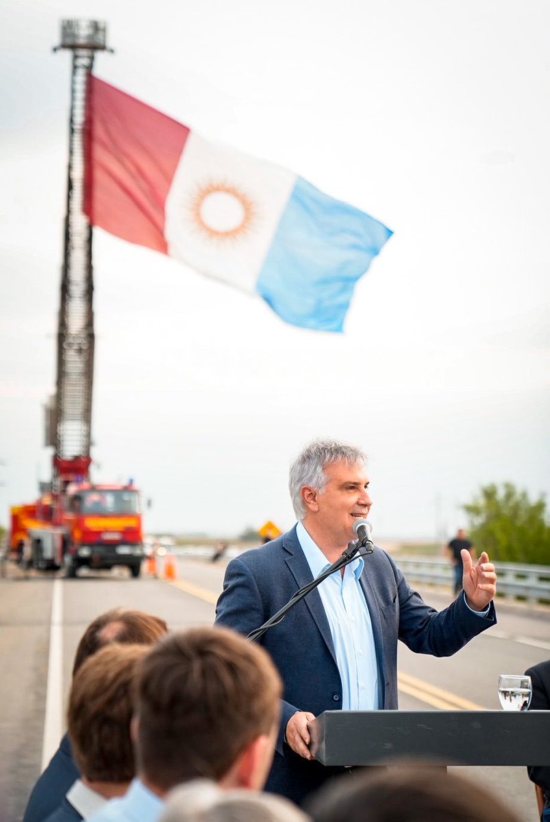 MartinLlaryora's tweet photo. HISTÓRICO: INAUGURAMOS UNA DE LAS OBRAS VIALES MÁS IMPORTANTES DE LA ARGENTINA 

Es de enorme alegría cumplir con el compromiso que asumimos. La #Circunvalación sudeste de #VillaMaría - #VillaNueva es una obra icónica, una de las más relevantes y de gran envergadura que hoy se inaugura en el país. Y con ella estamos haciendo historia en #Córdoba. 

Una gran #infraestructura como esta no es solo cemento, es infraestructura que va a salvar vidas porque vamos a evitar accidentes viales, agilizar el paso y mejorar la conectividad, esta obra le va a permitir economizar tiempos a cada uno de los que atraviesa esta zona, para quienes trabajen, viven o estudian en estas ciudades. 

Este nuevo tramo de la #Circunvalación tiene 7,1 kilómetros que son fundamentales para el desarrollo productivo no solo de #Córdoba, sino del país porque conecta la Ruta Provincial 4 con la Ruta Nacional 9 y da continuidad al anillo vial de ambas ciudades del departamento San Martín.

Hay que pensar como estadistas: mirar más allá, planificar a largo plazo. Somos el motor productivo de la Argentina. Con cada obra, estamos preparando una Córdoba más pujante, conectada y protagonista del futuro.¡Lo estamos haciendo!

#HacerParaCrecer
