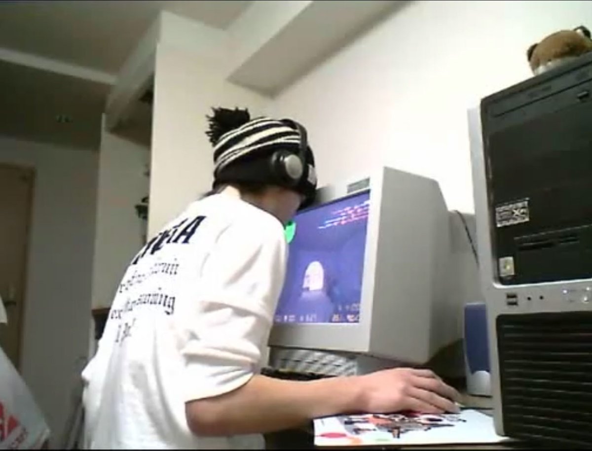 YossyFPS's tweet photo. モニターが近すぎて敵を見逃したZmjjKkとSionスタイル

yukishiro「ちなみに、しっかり右利きだったそうです。モニターが近すぎて見えなかった」

岸大河「まあ、Sionタイプですね」

yukishiro「言っても、もう伝わらない？」

岸大河「あ、伝わらない？Sionさん」

yukishiro「伝わならないかもｗ 今も結構コンペを回しているのを見ますけど」

岸大河「1～2cmぐらいのモニターの距離ですからね」

yukishiro「昔はね。今はもっと距離を置くようになったって、前に言っていましたけどｗ」

https://t.co/T33IyQBTjF

参考
https://t.co/TE8cBNswI7

#VALORANTChampions