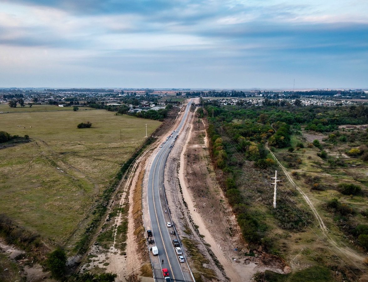 MartinLlaryora's tweet photo. Claramente a estas obras las tendría que hacer la Nación con las retenciones al campo que se llevan. Tendríamos que estar llenos de obras en el interior productivo que tanto le da a la #Argentina. El retraso de la infraestructura de nuestro país se va a pagar con falta de crecimiento y con falta de desarrollo.

Pero nosotros en nuestra querida #Córdoba no vamos a parar, no vamos de dejar de trabajar para nuestra gente, por sus condiciones de vida, por el empleo, la producción y la educación de todos los cordobeses. 

Por eso seguimos trabajando juntos, más allá del partido político, más allá de las posiciones que podamos tener. El valor de Córdoba es que no ha entrado en el odio ni en la división. 

Nosotros no construimos trincheras, construimos puentes, caminos y #progreso.

#HacerParaCrecer