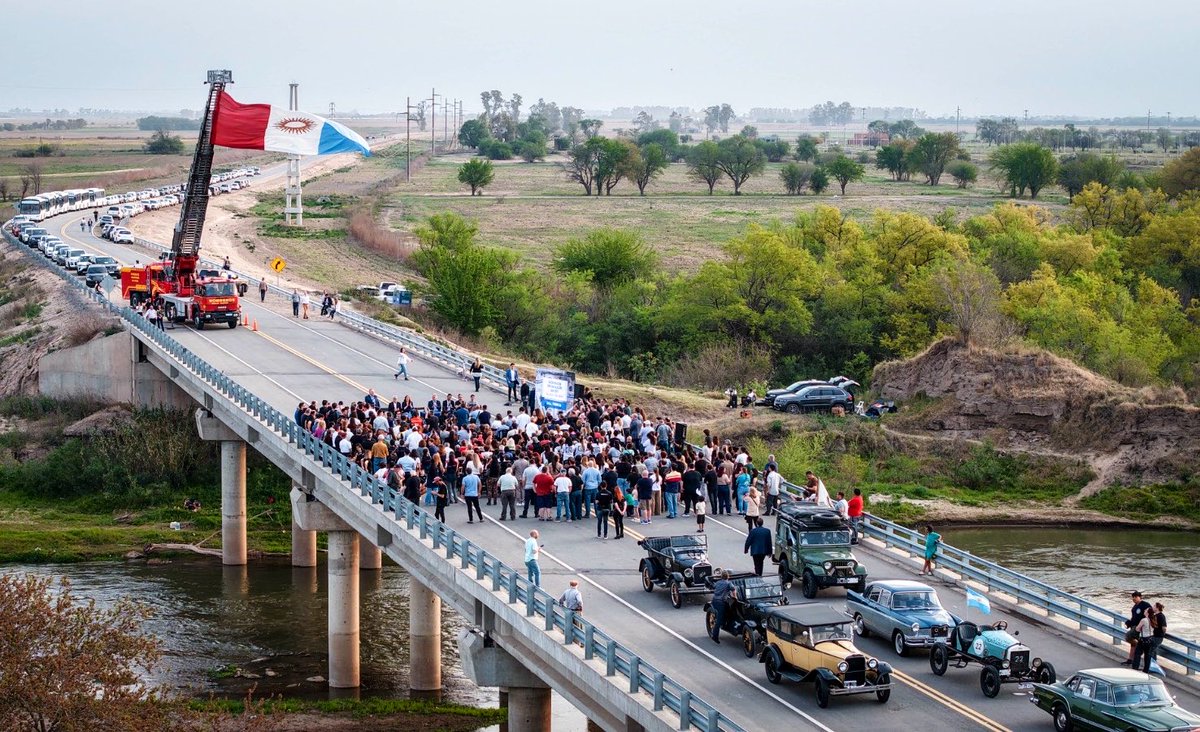 MartinLlaryora's tweet photo. Claramente a estas obras las tendría que hacer la Nación con las retenciones al campo que se llevan. Tendríamos que estar llenos de obras en el interior productivo que tanto le da a la #Argentina. El retraso de la infraestructura de nuestro país se va a pagar con falta de crecimiento y con falta de desarrollo.

Pero nosotros en nuestra querida #Córdoba no vamos a parar, no vamos de dejar de trabajar para nuestra gente, por sus condiciones de vida, por el empleo, la producción y la educación de todos los cordobeses. 

Por eso seguimos trabajando juntos, más allá del partido político, más allá de las posiciones que podamos tener. El valor de Córdoba es que no ha entrado en el odio ni en la división. 

Nosotros no construimos trincheras, construimos puentes, caminos y #progreso.

#HacerParaCrecer