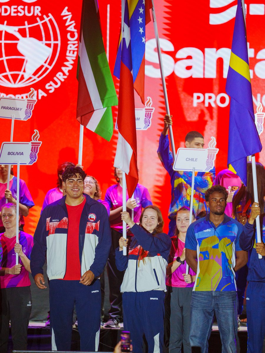 TeamChile_COCH's tweet photo. ¡EL FIN! 🥹🥲🇦🇷🎉

El atleta Claudio Romero y la karateca Anastasiia Velozo portaron la bandera más linda del mundo 🇨🇱 en la clausura de los Juegos Suramericanos de Santa Fe 🇦🇷.

Sigan atentos 👀, cobertura 24/7 de nuestros deportistas 😇.

#VamosTeamChile 🇨🇱 https://t.co/WHzbFwvU0B