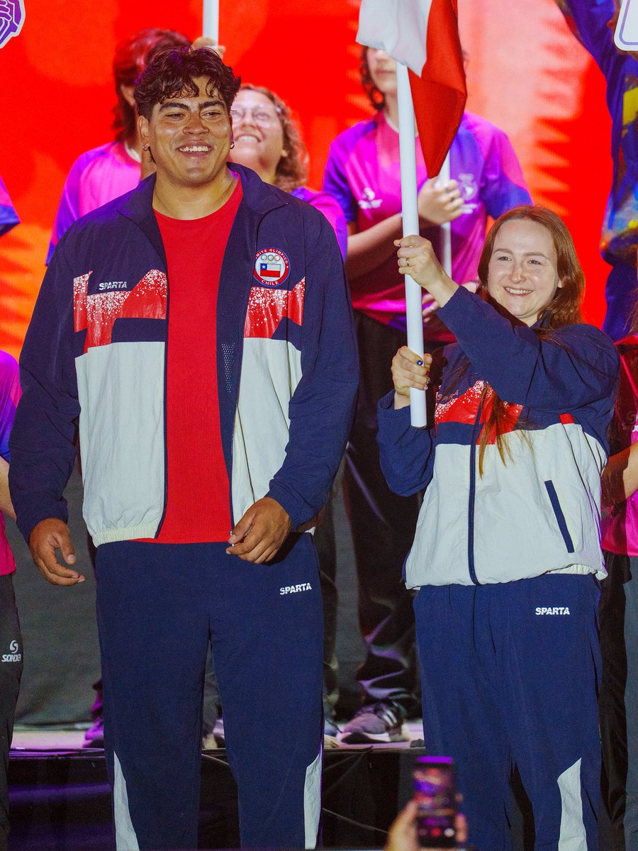 TeamChile_COCH's tweet photo. ¡EL FIN! 🥹🥲🇦🇷🎉

El atleta Claudio Romero y la karateca Anastasiia Velozo portaron la bandera más linda del mundo 🇨🇱 en la clausura de los Juegos Suramericanos de Santa Fe 🇦🇷.

Sigan atentos 👀, cobertura 24/7 de nuestros deportistas 😇.

#VamosTeamChile 🇨🇱 https://t.co/WHzbFwvU0B