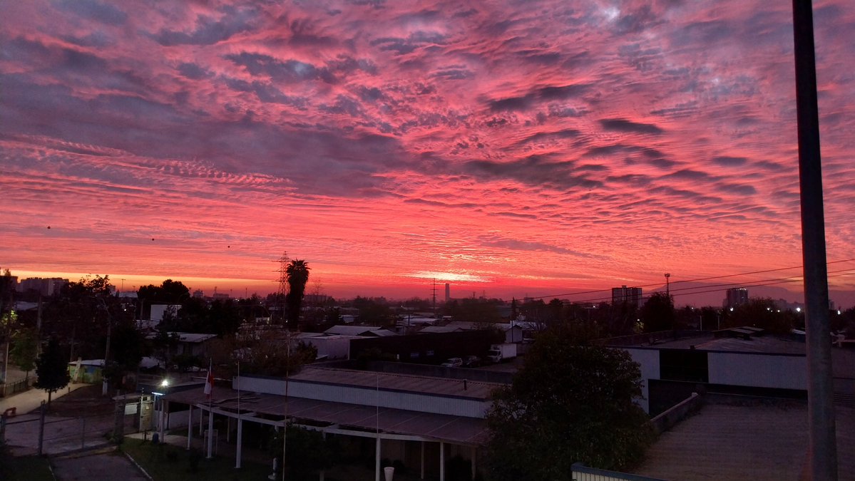 purplemaiko97's tweet photo. Los atardeceres que podrán ver los bts en un par de samanas cuando lleguen a Santiago de Chile ✨️ https://t.co/ot44uSky2i