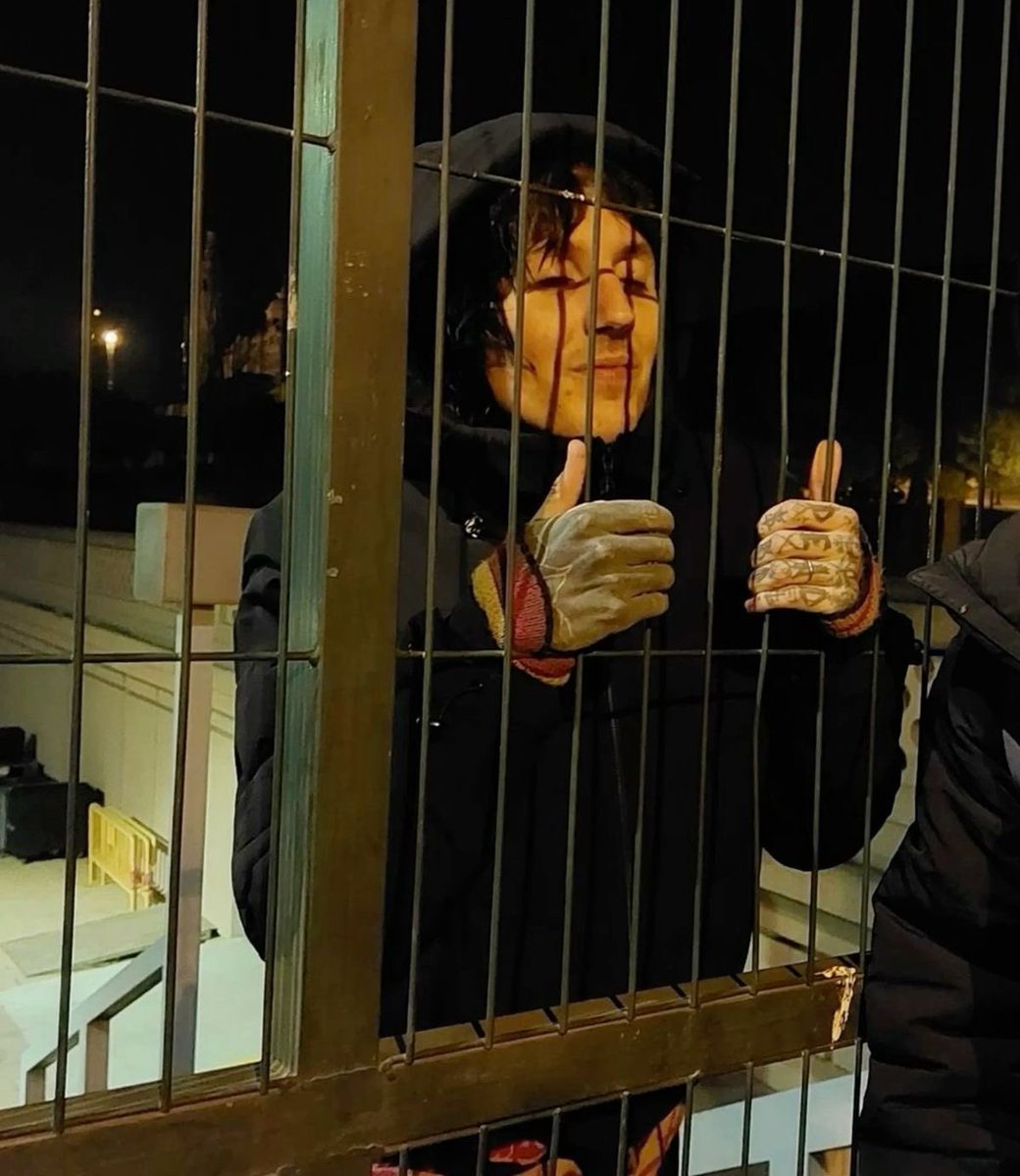 sykopup's tweet photo. WHO put him in the cage #bmth #bmthtwt #bringmethehorizon #oliversykes https://t.co/NtaiGNYo9b
