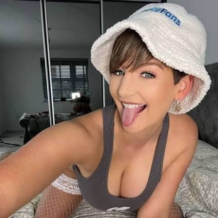 goldJessica190's tweet photo. naughty me ♥️♥️😜😜 https://t.co/WXWzidsklg