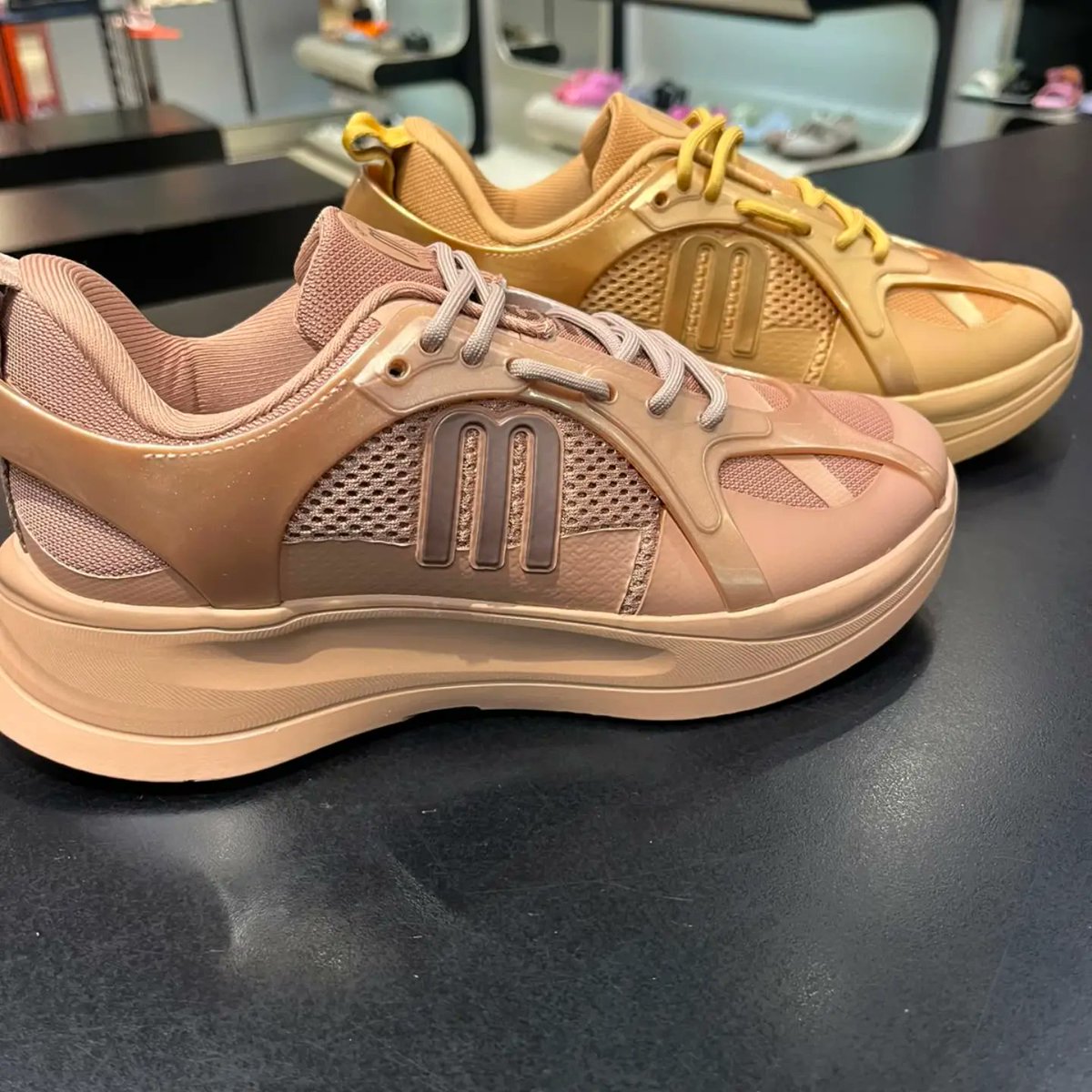 AldenKwitnnp2's tweet photo. A new shade, the same attitude. ✨

The missing color to complete your looks has arrived! 🤎 MELISSA X BEAT now comes in a sophisticated neutral tone—perfect for combining comfort, personality, and style every day. Your next favorite is waiting! 🤎 https://t.co/H6WaJgKf9n