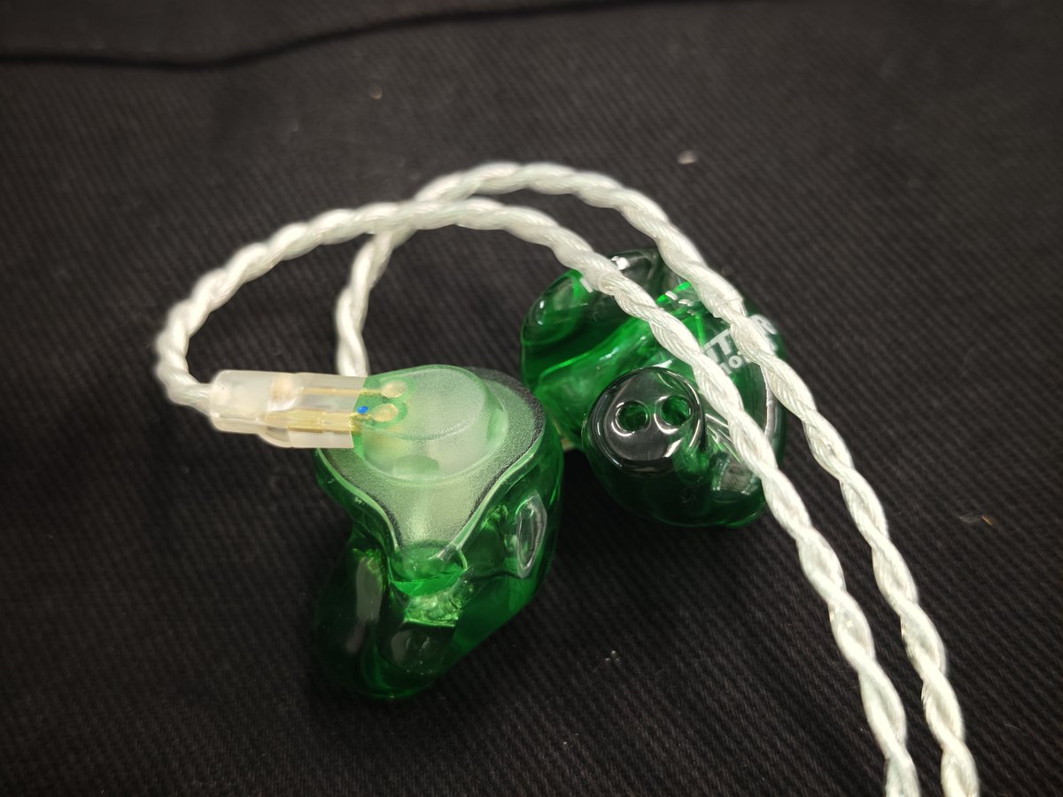 fw7qrn6q's tweet photo. 本日お出かけのお供。#FitEar 224。
高レスポンス。クリアネス。近いボーカル。刺さる一歩手前の煌めく高音。良い。 https://t.co/HhNC1UbPti