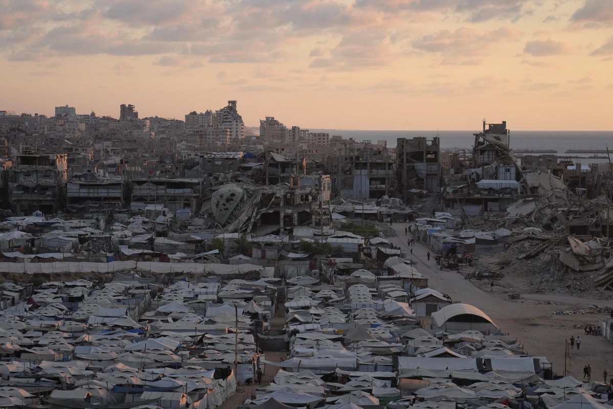 AJEnglish's tweet photo. Gaza’s Ministry of Social Development called for 200,000 new tents and 300,000 weather-resistant tarpaulins earlier this week ahead of the winter season. The camps accommodate around 1.5 million displaced Palestinians.

🔴 LIVE updates: https://t.co/MKRMmR6kkl https://t.co/VC0Gn4s0tp
