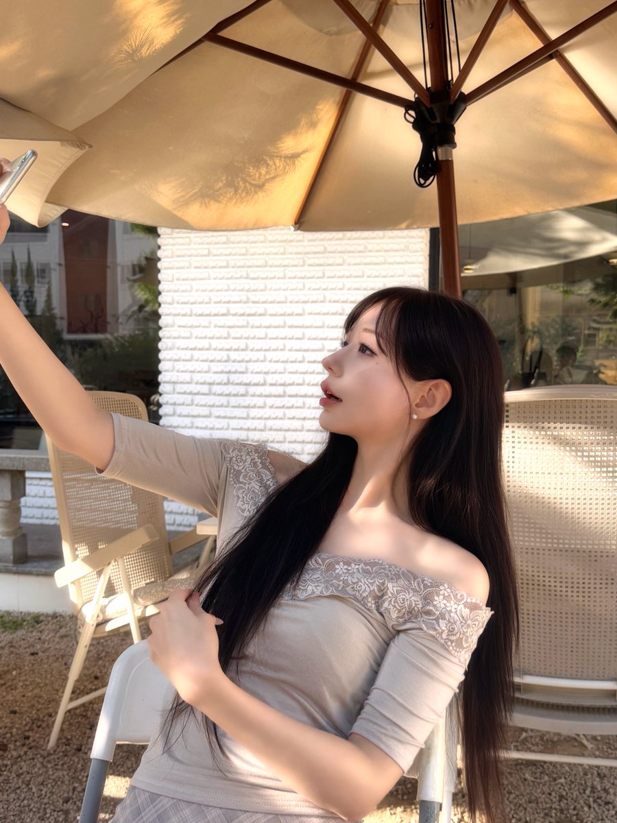 dohiiie's tweet photo. < 100만% 내돈내산 !!!!!! >
최근에 받고 가장 만족하는 시술 3개 & 단점 •••

1️⃣ 쥬베룩 볼륨 (3회) 
광대 아래 꺼진 선 거슬리고 컨실러 파데 아무리 발라도 커버 안 됏는데 ㄱ- 1회차엔 변화 읎다가 2-3회차부터 쌤 말처럼 맞고 좀 지나니 완전 잘 차오름... 어흑... 행복해... 거의 성형 급 만족도 🫪 

단점: 차오르는 데 시간이 조금 걸림, 필러같은 성분이 조금 있다고 들었음, -> 100%자가 콜라겐은 아님, 만지면 쌀알 같은 이물감 있음

2️⃣ 스킨보톡스 (여름에 맞음) / 리쥬란
여름 개기름, 화장 뜨는 거, 모공 확장되는 거 싫어서 맞고 주변에서 ㄹㅈㄷ 피부 칭찬함 일단 결 자체가 좋아보임 앞으로 여름엔 꾸준히 맞을 예정 
리쥬란은 속건조에 화장품 2000개 바르느니 그냥 함 맞는 게 •••

단점: 딱히 없음 인젝터로 맞음 / 리쥬란은 손주사, 다운타임이 단점... 리쥬란은 담부턴 겨울에 맞을 예정!!

3️⃣ 바디 인모드 (팔뚝) 

살 빠지고도 팔뚝이 너무 안 빠져서 받은 시술
주변에서 지흡 하고 애프터 케어로도 받길래 탄력 관리 겸 겸사겸사 받아보았답니다... 인모드 얼굴에 절대 xxxx... 다들 바디 인모드에 양보합시다 ♡

단점: 얼굴보다 훨 비쌈... 멍듦... 멍 빠질때까지 강제 긴팔행...