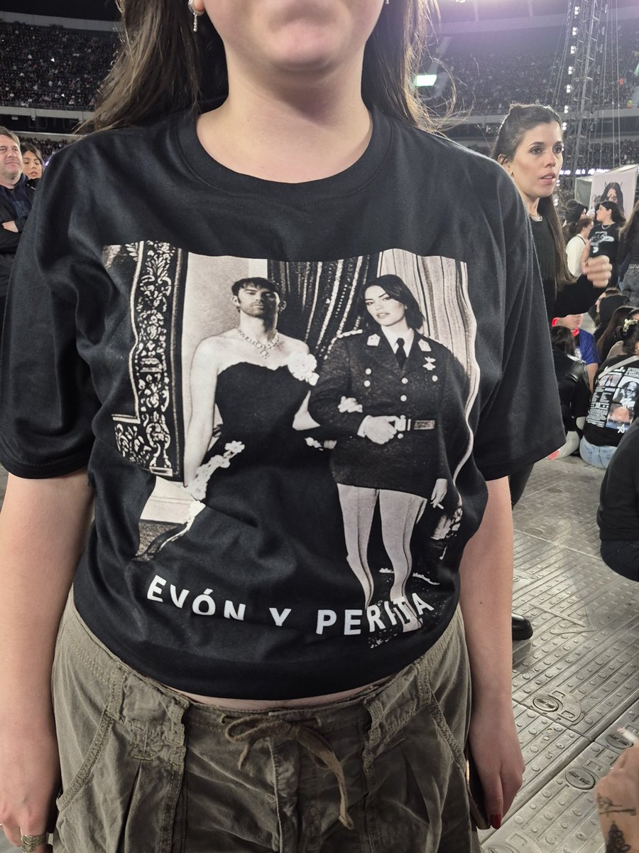 smilewitheyl's tweet photo. esta chica estaba muy orgullosa de su remera y le hizo muy feliz que yo le diga que estaba buenisima <3 https://t.co/akc1q6cm58