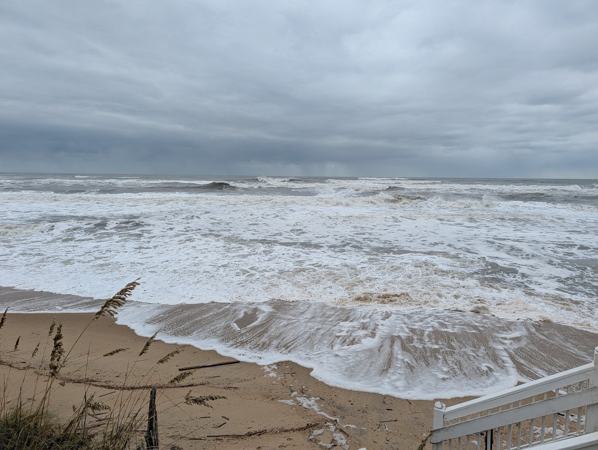 kere_sly's tweet photo. Beaches are still restricted due to waves. The Bodie Island lighthouse was open though. https://t.co/eYKzMp1EjQ
