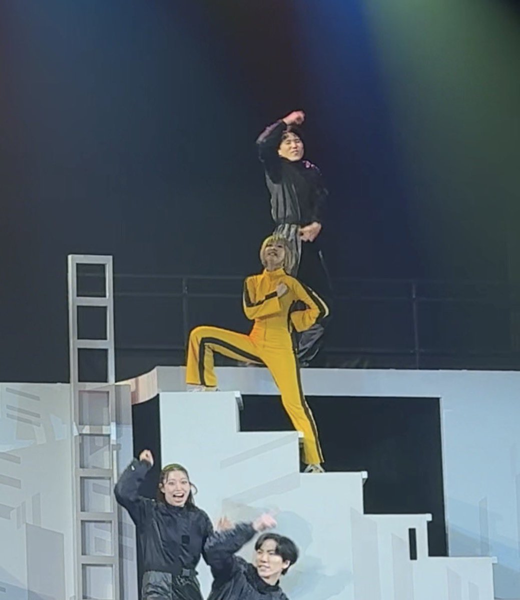 sarasainsb's tweet photo. パオリンちっちゃいのに常に動きが全力で男役さんみたいな一段抜かし立ちだし「新未来を」が誰よりも大きいしかわいすぎる😭

（そのジャンプスーツで見た目事故らない体型なのもすごい） https://t.co/nmAquIRzaY