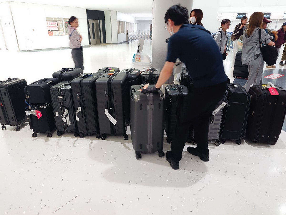 blskynds15767's tweet photo. 相変わらず、日本の空港の荷物受け取り所(Baggage Claim)すごい。
まず向きを揃えて、沢山並べられるように整理し、そして分かりにくい黒は出してまとめる。
腰痛とか、大丈夫かな？ありがとうございます。
#成田空港　#荷物　#国際線 https://t.co/rnPu3FLXSJ