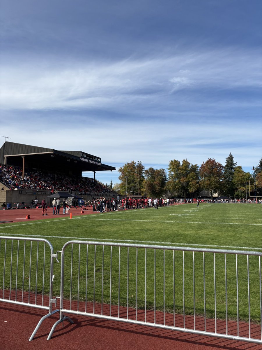 asher_bakker's tweet photo. Had a great gameday visit with @WOU_FB Thank you @MattOverlin for the invite. Go Wolves!
@ArneFerguson @CoachSmalleyWOU https://t.co/PNujYaMcYo