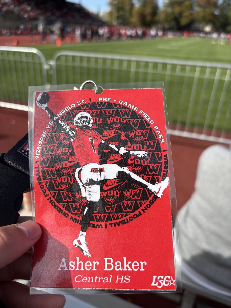 asher_bakker's tweet photo. Had a great gameday visit with @WOU_FB Thank you @MattOverlin for the invite. Go Wolves!
@ArneFerguson @CoachSmalleyWOU https://t.co/PNujYaMcYo