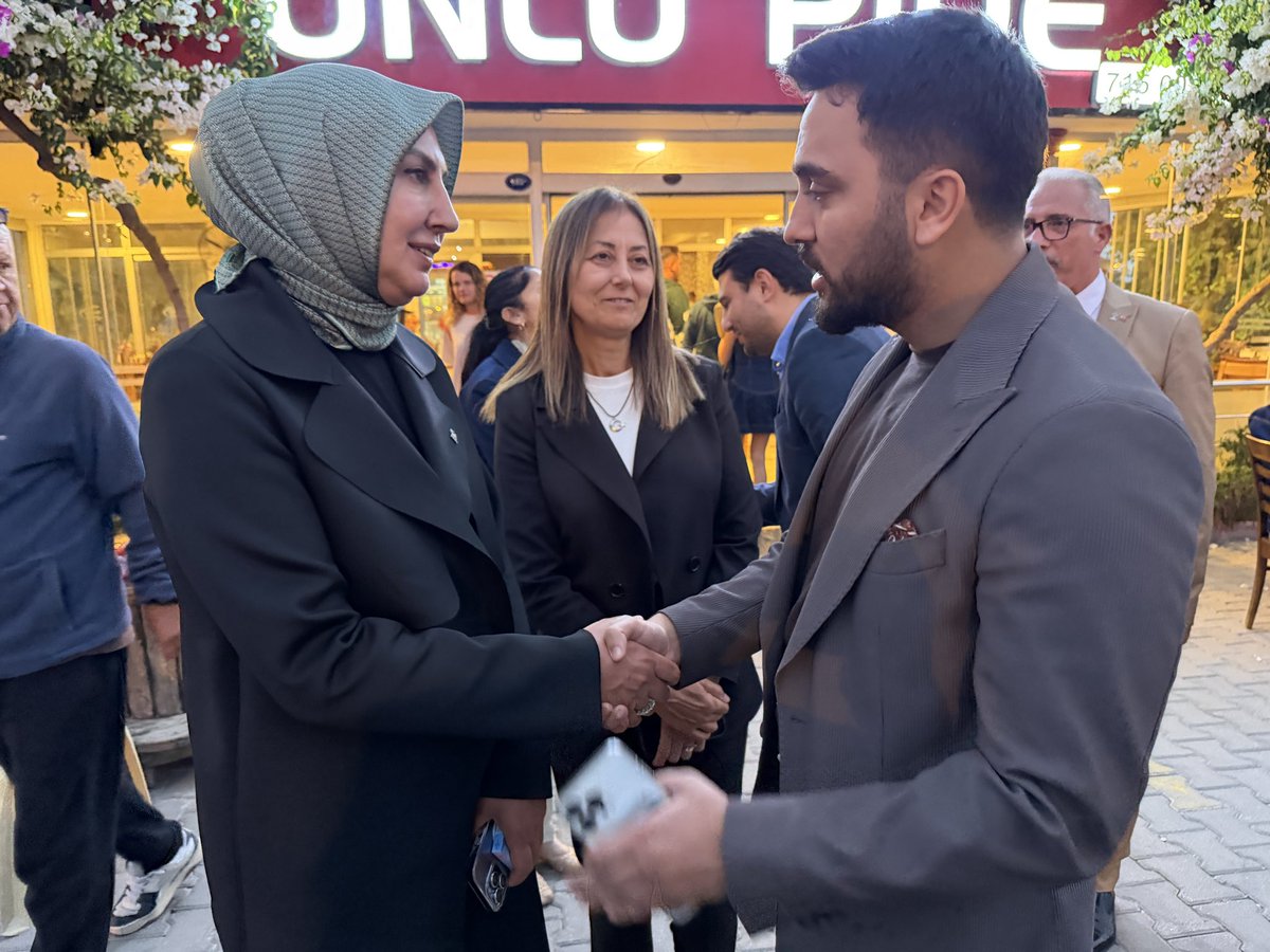 cesmeakparti's tweet photo. İlçe Başkanımız Sn.@pinarozen76 , İlçe Koordinatörümüz Sn.@EmreNasr6 ve İlçe Teşkilatımız; “Türkiye Yüzyılı Buluşmaları” kapsamında İlçemizi ziyaret eden MKYK üyemiz Sn.@avfatihselman ile beraber,  Belediye Meclis Üyemiz Sn.Faruk YILMAZ ve Mahalle Başkanlarımızla bir araya geldik https://t.co/T3yzC1O9Q9