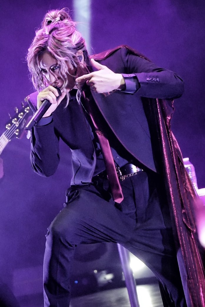 GACKT's tweet photo. ラテンアメリカのLOVERSたち、

まさか、
去年のライブで終わったとは
思ってないよな？

また一緒に暴れる日が
決まったぞ。

そして、
アルゼンチンのLOVERSたち。

待たせたな。

今回は、
オマエたちのところにも行く。

暴れる準備をして
待っとけよ。

LOVERS de Latinoamérica,

no pensarían que todo terminó
con los shows del año pasado, ¿verdad?

Ya tenemos fecha
para volver a descontrolarnos juntos.

Y a los LOVERS de Argentina:

Los hice esperar.

Esta vez,
también voy a ir a verlos.

Prepárense para descontrolarse
y espérenme.

LOVERS da América Latina,

vocês não acharam que tudo
acabou nos shows do ano passado, né?

Já temos data
para enlouquecermos juntos de novo.

E aos LOVERS da Argentina:

Fiz vocês esperarem.

Desta vez,
também vou até vocês.

Preparem-se para enlouquecer
e me esperem.