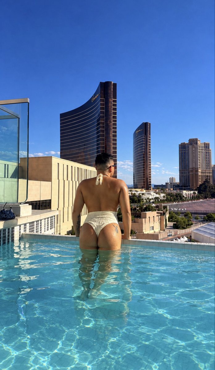 rawdannyx's tweet photo. Vegas I’m in you 🍸🎰👙🌴🎲✨ https://t.co/SO3zwEWdRf