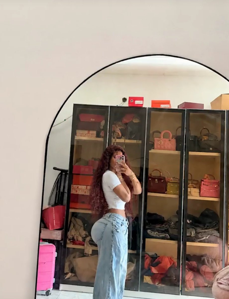 DareelTemitope's tweet photo. Buh how this shima wan take carry belle with her waist like this https://t.co/OBscb2s6qn