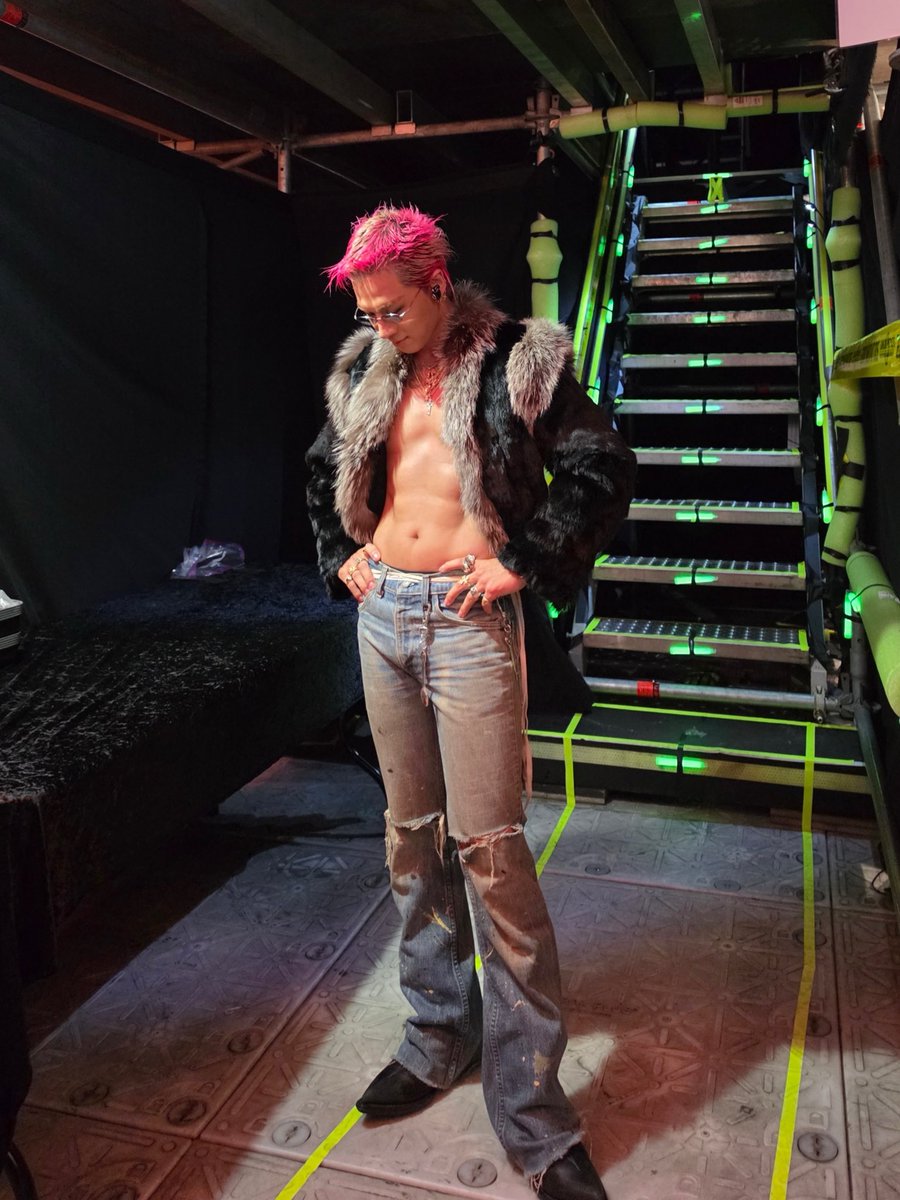 Realtaeyang's tweet photo. [📸] BIGBANG 2026-2027 WORLD TOUR < XX : COSMOS > IN LONDON

💕💕

#TAEYANG #태양
#THEBLACKLABEL #더블랙레이블 https://t.co/StH3UnPpNW