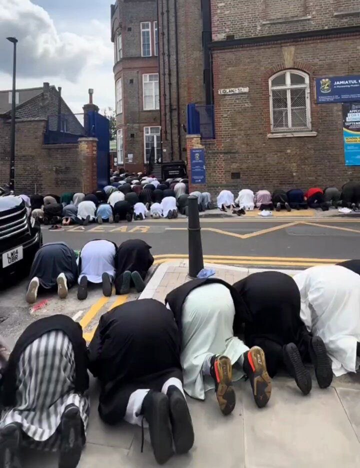 0Maria_B's tweet photo. IF A BILL WERE INTRODUCED TO BAN THE MUSLIM CALL TO PRAYER FROM PUBLIC SPACES, HOW STRONGLY WOULD YOU SUPPORT IT?

A. 100%
B. 75%
C. 50%
D. 25%
E. No https://t.co/sYuD3N1pWM
