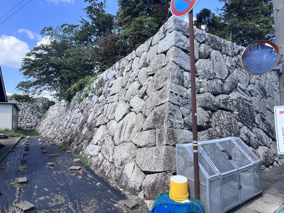 shirotabist's tweet photo. 【小浜城跡③】1枚目・・蛛手櫓跡
2枚目・・井戸跡
3枚目・・城のすぐ隣���川が流れています
4枚目・・現在の地図（googleマップ）、海と川に囲まれてます。古地図（小浜城跡①に記載）と比べてみても面白いね。
#城巡り #小浜城跡 https://t.co/IZxWj2OBmO