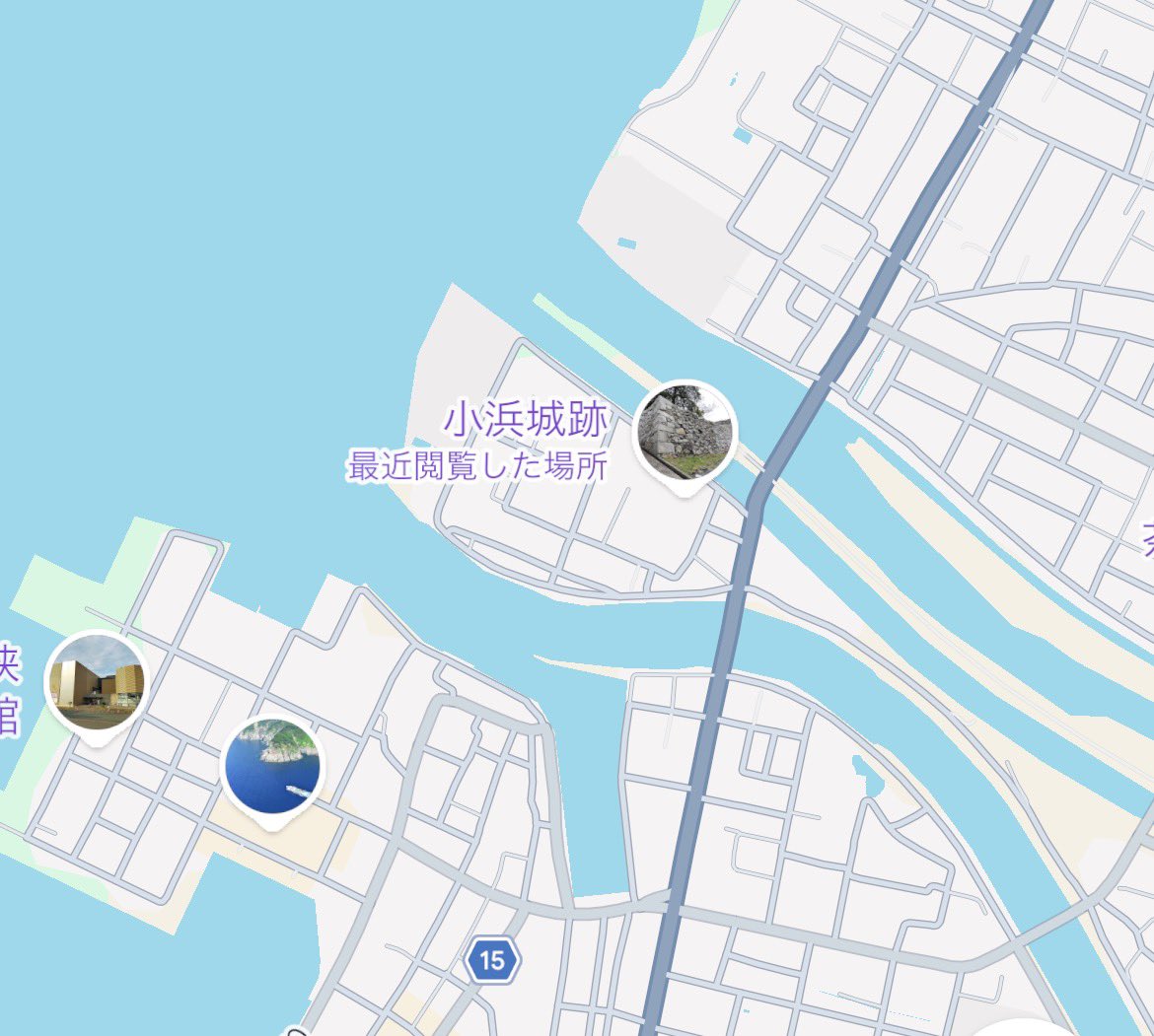shirotabist's tweet photo. 【小浜城跡③】1枚目・・蛛手櫓跡
2枚目・・井戸跡
3枚目・・城のすぐ隣���川が流れています
4枚目・・現在の地図（googleマップ）、海と川に囲まれてます。古地図（小浜城跡①に記載）と比べてみても面白いね。
#城巡り #小浜城跡 https://t.co/IZxWj2OBmO