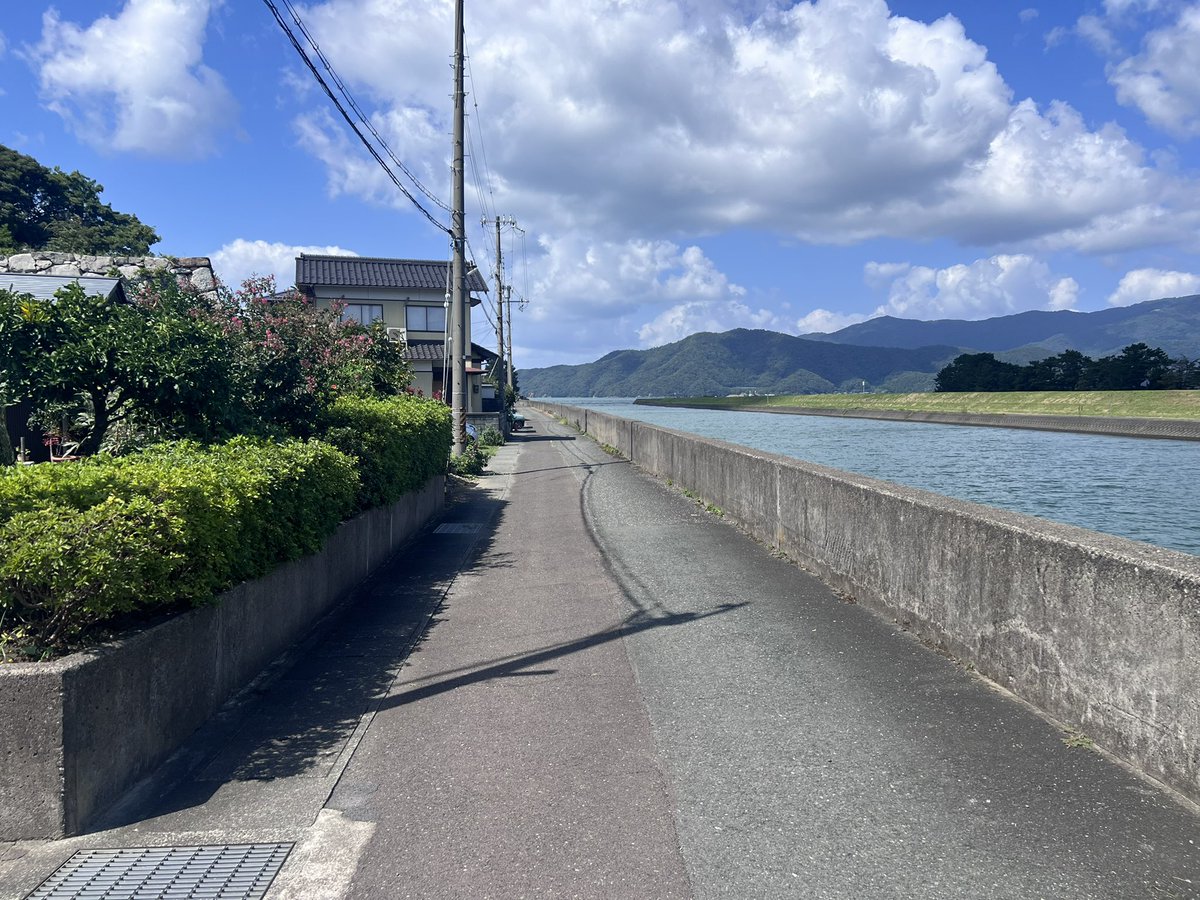 shirotabist's tweet photo. 【小浜城跡③】1枚目・・蛛手櫓跡
2枚目・・井戸跡
3枚目・・城のすぐ隣���川が流れています
4枚目・・現在の地図（googleマップ）、海と川に囲まれてます。古地図（小浜城跡①に記載）と比べてみても面白いね。
#城巡り #小浜城跡 https://t.co/IZxWj2OBmO