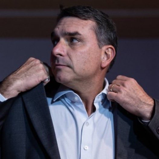 NewsLiberdade's tweet photo. 🚨VEJA - Flávio Bolsonaro chama Lula de “pai do tigrinho” após petista proibir as bets no Brasil https://t.co/WBo31hx723