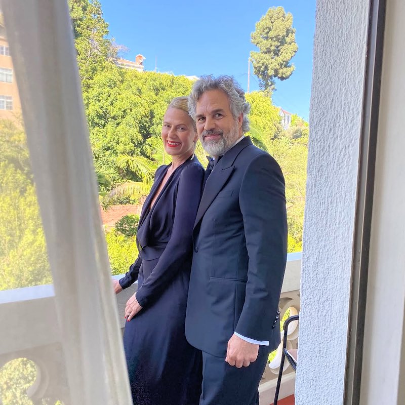 Jedi_Jill's tweet photo. Another arrestingly gorgeous picture from Emmys night, brought to us by Sunrise. 🥰 Mark Ruffalo, Sunrise Ruffalo #MarkRuffalo #SunriseRuffalo #BeautifulCoupleIsBeautiful #ThankYouSunrise https://t.co/oJMH8ylREN