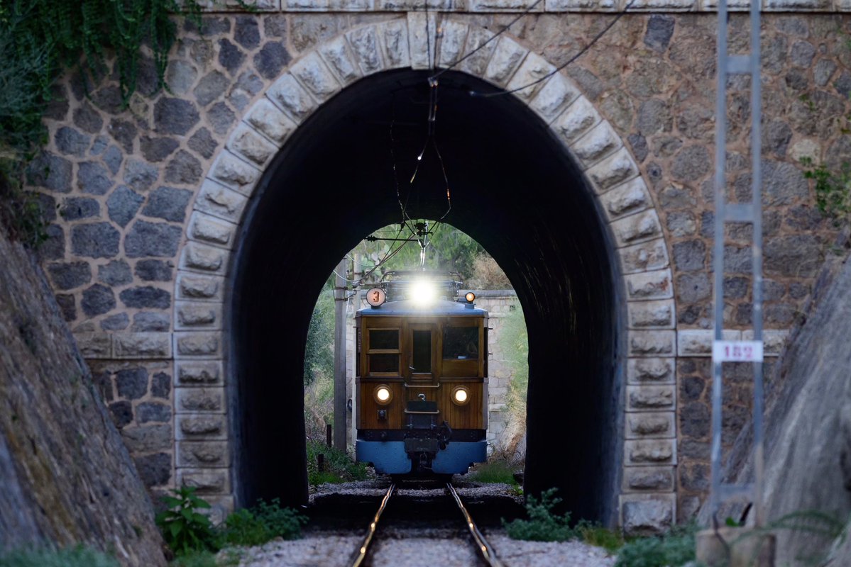 C_JH18's tweet photo. ソーリェル鉄道
スペインのマヨルカ島にある観光鉄道で、1920年代製の木造電車が島内をノコノコ走ります。
トラムも運行しており、地中海沿いの美しい街並みと撮ることができました。 https://t.co/lYoQC4XoOj