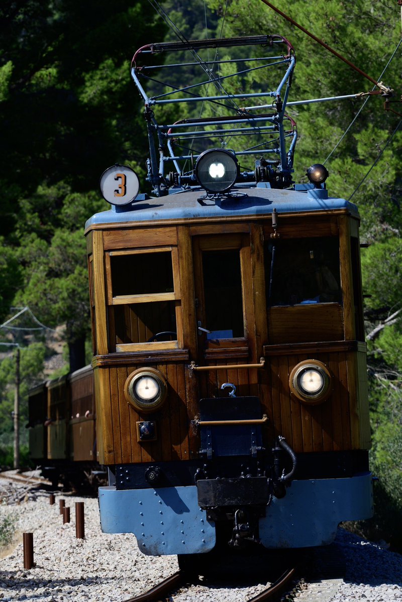 C_JH18's tweet photo. ソーリェル鉄道
スペインのマヨルカ島にある観光鉄道で、1920年代製の木造電車が島内をノコノコ走ります。
トラムも運行しており、地中海沿いの美しい街並みと撮ることができました。 https://t.co/lYoQC4XoOj