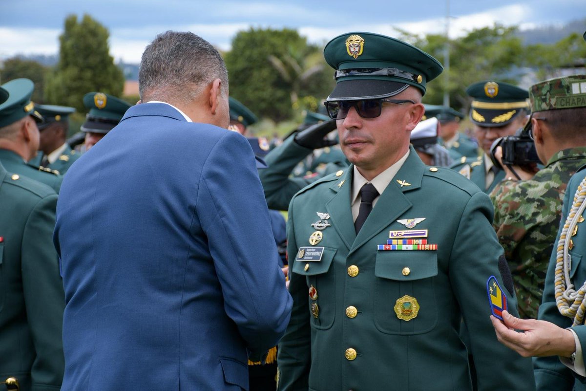 Ejercito_Davaa's tweet photo. 15 historias de vocación, servicio y entrega entre los ascendidos a Sargentos Mayores de la División de Aviación Asalto Aéreo del @COL_EJERCITO.

Un reconocimiento a años de disciplina, liderazgo y compromiso con la misión, pero también al respaldo de sus familias, quienes han sido parte fundamental de cada paso en este camino de servicio a Colombia.

Un nuevo grado, la misma vocación: servir con honor y entrega.

¡Felicitaciones, Sargentos Mayores! 

#OrgullosoDeSerSuboficial
@SMC_EJERCITO