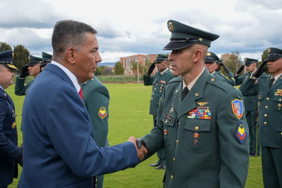 Ejercito_Davaa's tweet photo. 15 historias de vocación, servicio y entrega entre los ascendidos a Sargentos Mayores de la División de Aviación Asalto Aéreo del @COL_EJERCITO.

Un reconocimiento a años de disciplina, liderazgo y compromiso con la misión, pero también al respaldo de sus familias, quienes han sido parte fundamental de cada paso en este camino de servicio a Colombia.

Un nuevo grado, la misma vocación: servir con honor y entrega.

¡Felicitaciones, Sargentos Mayores! 

#OrgullosoDeSerSuboficial
@SMC_EJERCITO