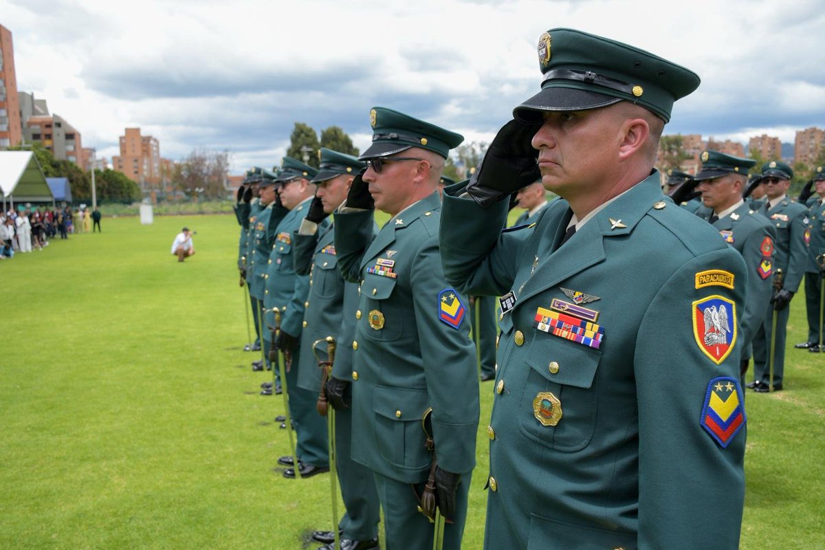Ejercito_Davaa's tweet photo. 15 historias de vocación, servicio y entrega entre los ascendidos a Sargentos Mayores de la División de Aviación Asalto Aéreo del @COL_EJERCITO.

Un reconocimiento a años de disciplina, liderazgo y compromiso con la misión, pero también al respaldo de sus familias, quienes han sido parte fundamental de cada paso en este camino de servicio a Colombia.

Un nuevo grado, la misma vocación: servir con honor y entrega.

¡Felicitaciones, Sargentos Mayores! 

#OrgullosoDeSerSuboficial
@SMC_EJERCITO