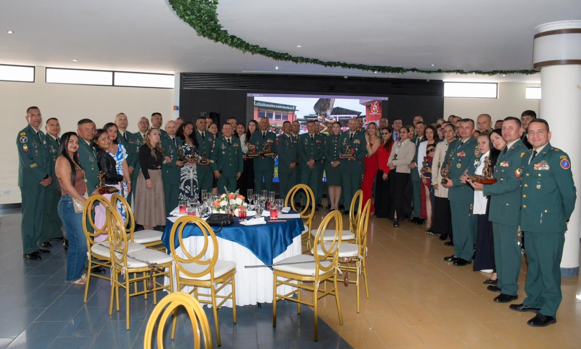 Ejercito_Davaa's tweet photo. 15 historias de vocación, servicio y entrega entre los ascendidos a Sargentos Mayores de la División de Aviación Asalto Aéreo del @COL_EJERCITO.

Un reconocimiento a años de disciplina, liderazgo y compromiso con la misión, pero también al respaldo de sus familias, quienes han sido parte fundamental de cada paso en este camino de servicio a Colombia.

Un nuevo grado, la misma vocación: servir con honor y entrega.

¡Felicitaciones, Sargentos Mayores! 

#OrgullosoDeSerSuboficial
@SMC_EJERCITO