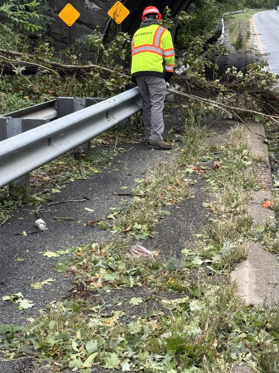 nysdotli's tweet photo. It’s been that kind of day in the nor’easter. A downed tree was removed from the Southern State Parkway shoulder near the Carmans Road bridge. More foul weather is still ahead. https://t.co/ftAySU2fJL