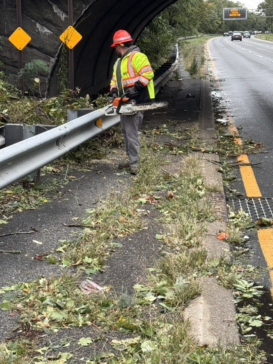 nysdotli's tweet photo. It’s been that kind of day in the nor’easter. A downed tree was removed from the Southern State Parkway shoulder near the Carmans Road bridge. More foul weather is still ahead. https://t.co/ftAySU2fJL