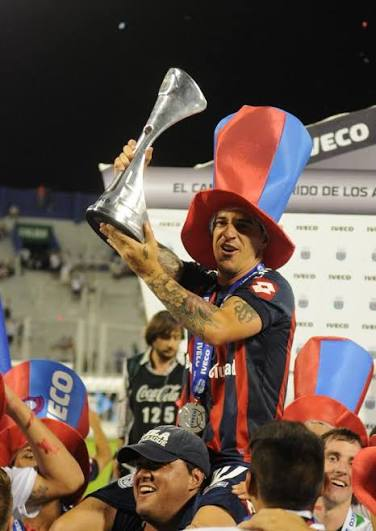 soldadodebauza_'s tweet photo. volvio de europa en 2009 cuando todavia le quedaban años para jugar ahi, eligio los colores y volvio.

en 2012 nos salvo del descenso ganando la promocion con instituto, siendo la figura de ese espanto.

en 2013 despues de tanta angustia gano el inicial en cancha de velesh. 

en 2014 gano la que muchos sueñan con tener.

y en 2016 hizo broche de oro ganando una final 4-0 a los bolitas. 

mira si la vuelta de este "seca nucas", que se la pasa llorando, va ser mejor que la este guerrero.