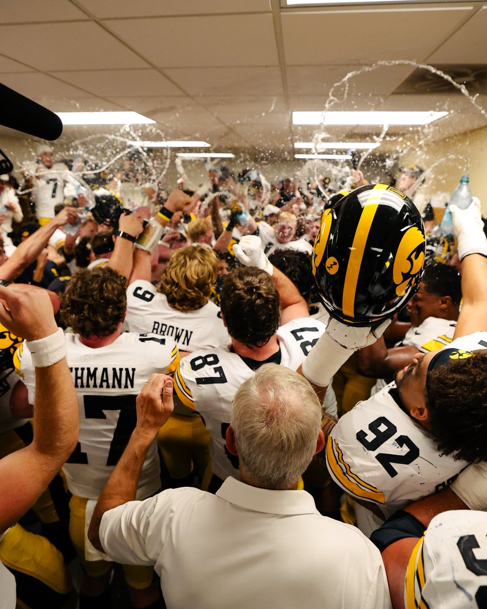HawkeyeFootball's tweet photo. Sing the song 🎶 https://t.co/SmEMZ9Xmt3