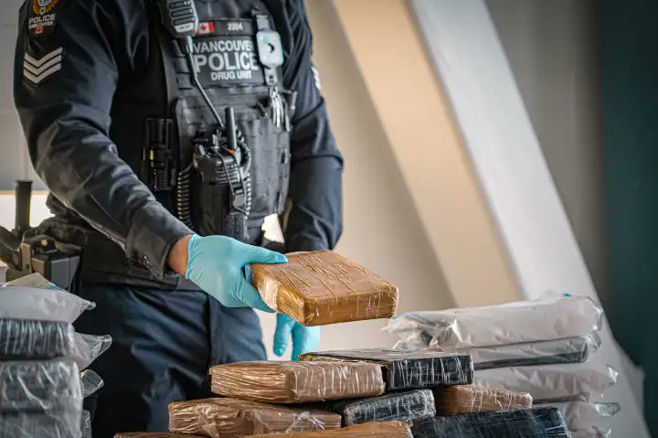 HeloBongiovani's tweet photo. Canadá : A Polícia de Vancouver realizou recentemente a maior apreensão de cocaína da história da corporação, totalizando 328,55 kg da droga escondidos em uma remessa de camisetas
https://t.co/JgzEp1Gd3i https://t.co/0GVeD2xMXX