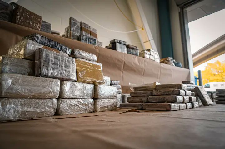 HeloBongiovani's tweet photo. Canadá : A Polícia de Vancouver realizou recentemente a maior apreensão de cocaína da história da corporação, totalizando 328,55 kg da droga escondidos em uma remessa de camisetas
https://t.co/JgzEp1Gd3i https://t.co/0GVeD2xMXX