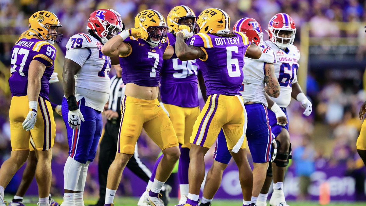 Geaux247's tweet photo. New: #LSU will have multiple changes to the starting lineup in Week 4 against the Texas A&M Aggies.

LG: William Satterwhite over Bo Bordelon
TE: Zach Grace in for Trey'Dez Green
STAR: Ty Benefield
Rover: Jhase Thomas

Kickoff is NOW... Tigers starting with the ball.

Updates: https://t.co/q0RhAb7MHZ