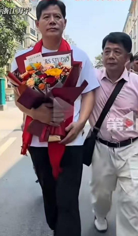 zgjncw2024's tweet photo. 人类的身高是由环境决定的，还是由基因决定的？这个问题讨论了很久。现在终于有了答案。
         基因完全相同的同卵双胞胎，失散六十年后重逢，身高竟差了20厘米。一个在山东日照长大，身形高挑；一个在浙江海宁生活，相对矮小。同样的DNA，不同的水土、饮食和成长环境，让基因的“潜力”变成了截然不同的“现实”。这20厘米，或许就是环境写下的答案。