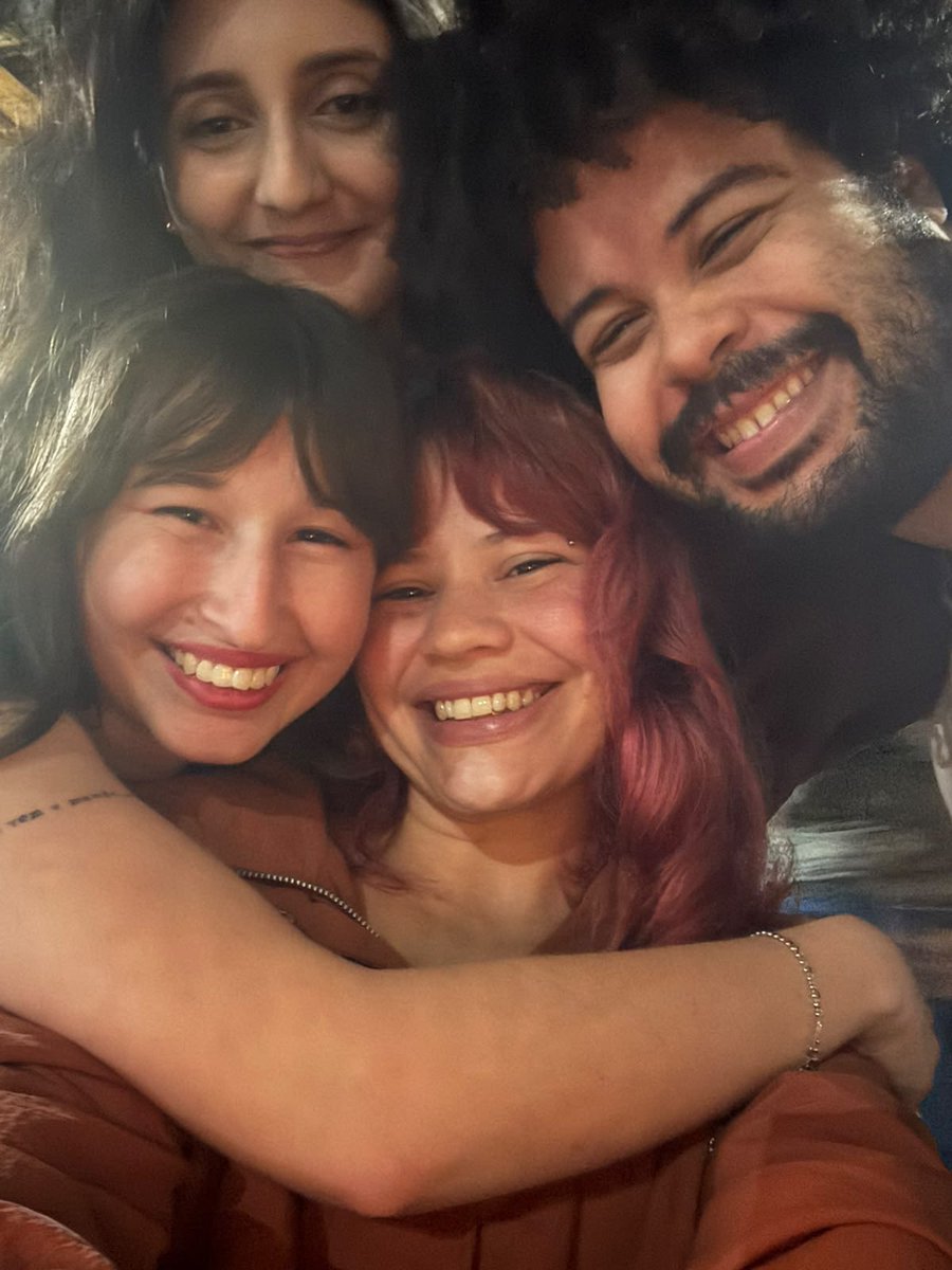 Kamilagbarbosa's tweet photo. A sorte vem de muitas formas, mas a minha eu encontro nas pessoas que escolhi para caminhar comigo na vida adulta. https://t.co/qjOah2XpSJ