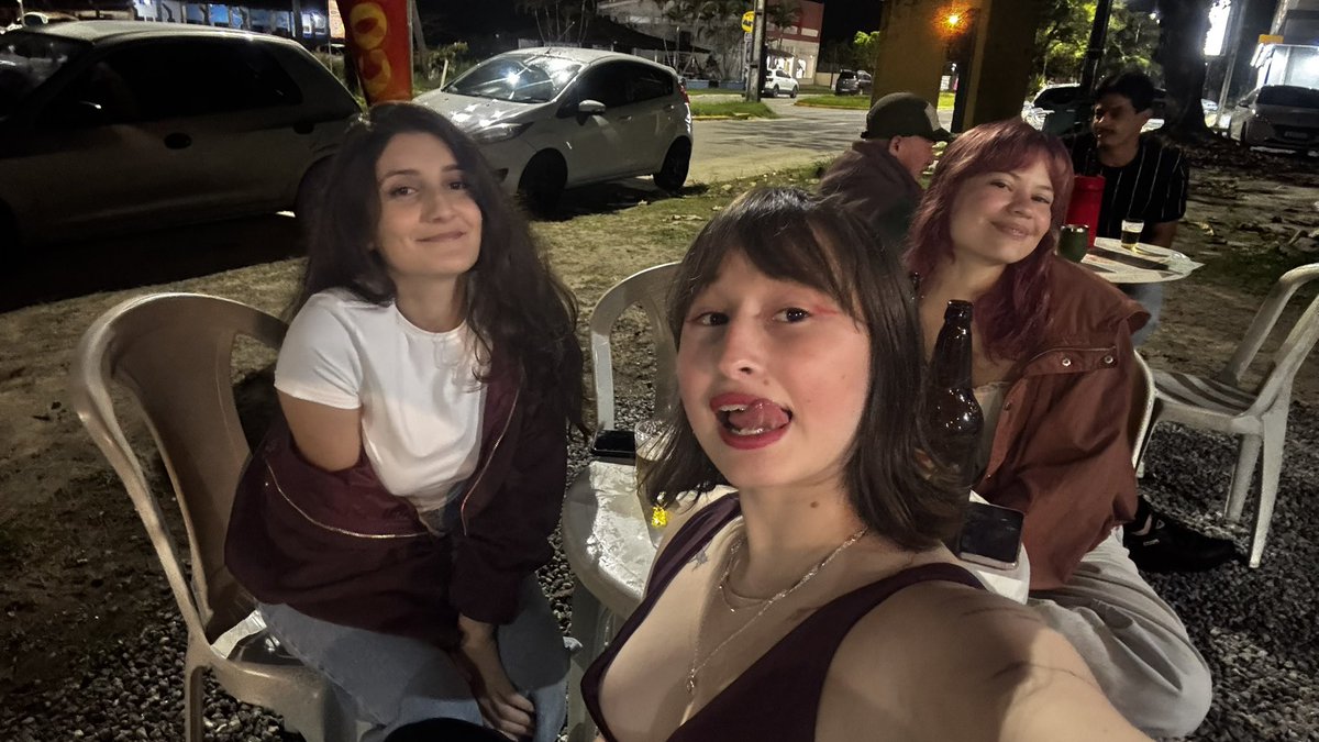 Kamilagbarbosa's tweet photo. A sorte vem de muitas formas, mas a minha eu encontro nas pessoas que escolhi para caminhar comigo na vida adulta. https://t.co/qjOah2XpSJ