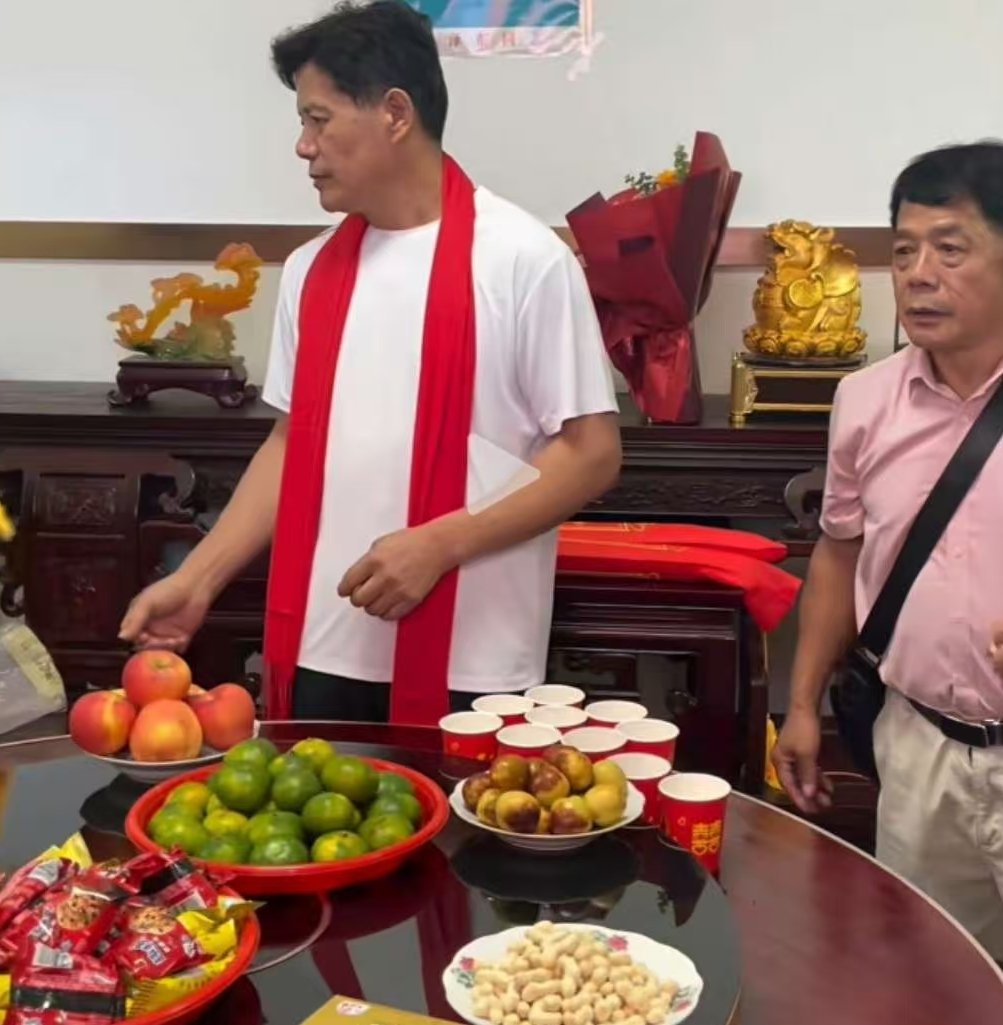 zgjncw2024's tweet photo. 人类的身高是由环境决定的，还是由基因决定的？这个问题讨论了很久。现在终于有了答案。
         基因完全相同的同卵双胞胎，失散六十年后重逢，身高竟差了20厘米。一个在山东日照长大，身形高挑；一个在浙江海宁生活，相对矮小。同样的DNA，不同的水土、饮食和成长环境，让基因的“潜力”变成了截然不同的“现实”。这20厘米，或许就是环境写下的答案。