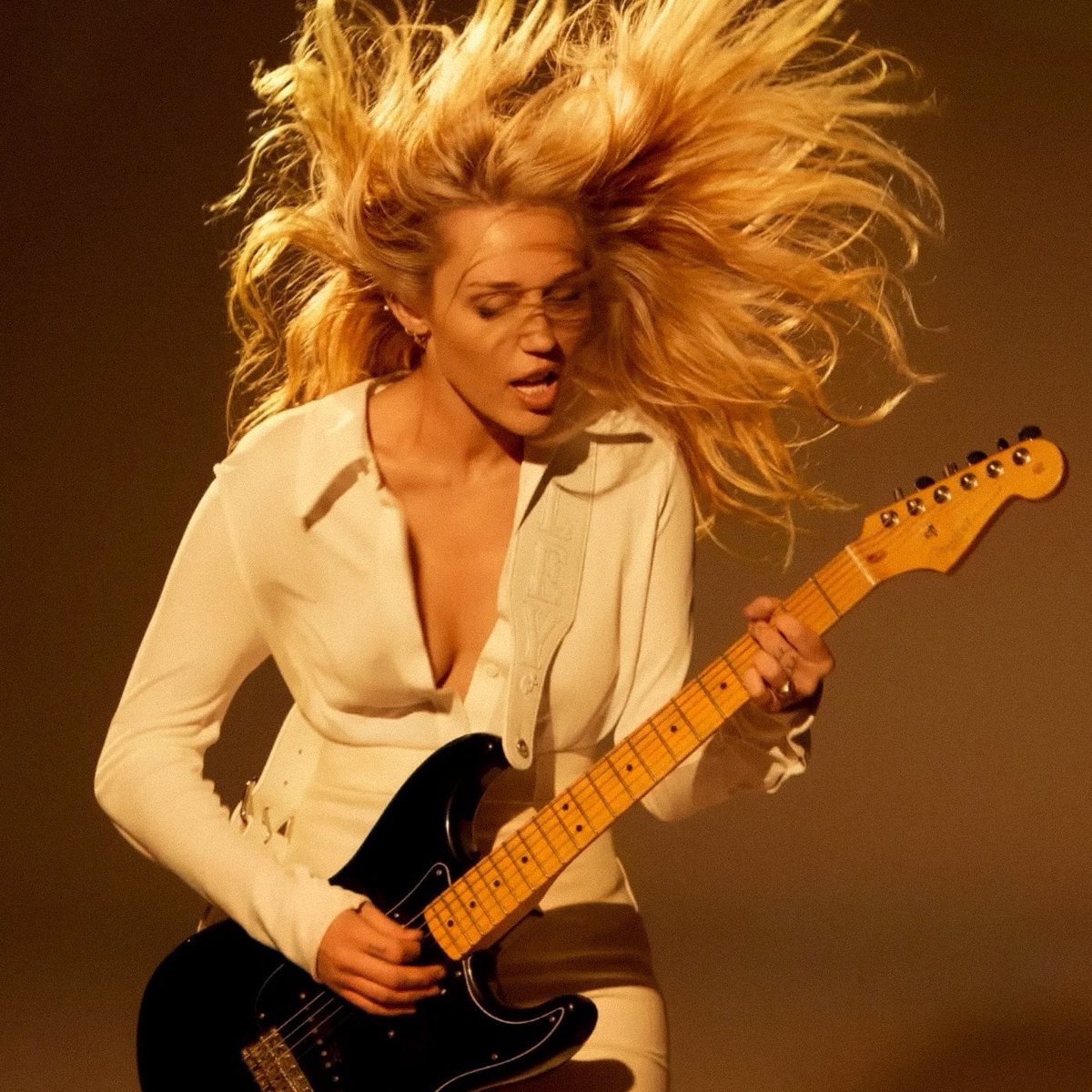 StatsOnCyrus's tweet photo. Miley has reached a new peak on Kaishi ODDs, reaching 74% to become the upcoming performer at the Super Bowl Halftime Show.

— The announcement is tomorrow. https://t.co/rwx8gkzp66